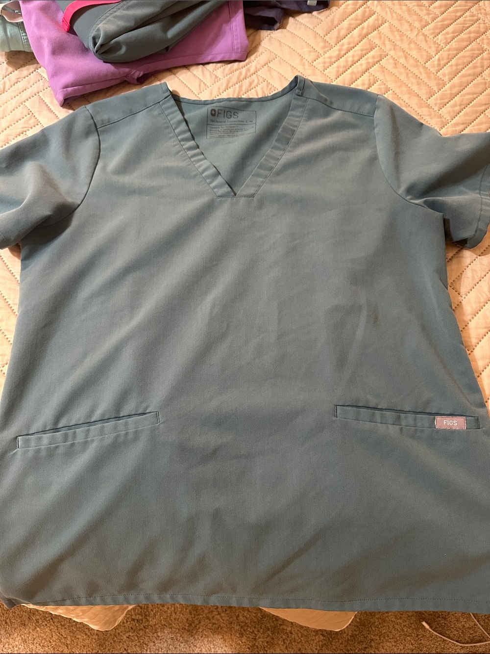 Figs Women’s V-Neck Scrub Top
